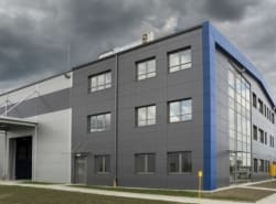 Budynek Fabryki Płyt Izolacyjnych termPIR w Bochni, niebieskie narożniki