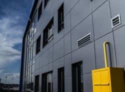 Budynek Fabryki Płyt Izolacyjnych termPIR w Bochni, żółta skrzynka