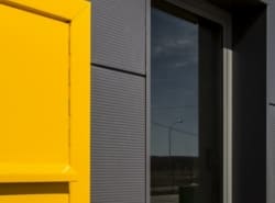 Budynek Fabryki Płyt Izolacyjnych termPIR w Bochni, żółte drzwi