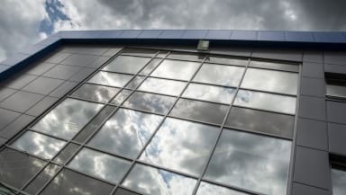 System fasadowy z płyt warstwowych