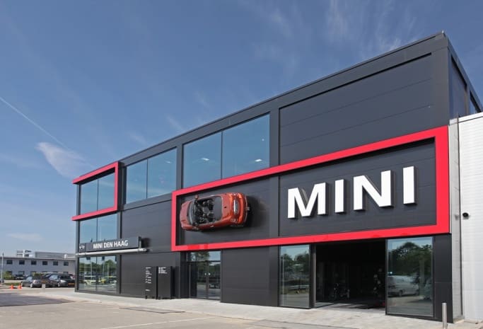 Salon samochodowy BMW Mini, Haga, Holandia, 2015 r., budynek w całości